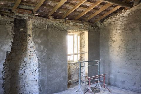 Ruangan dengan struktur atap kayu dalam renovasi