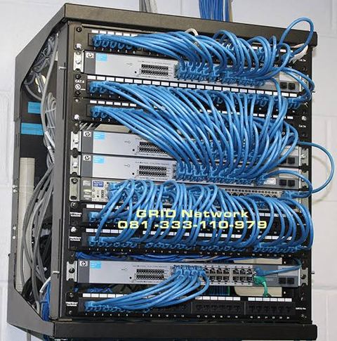 Rak jaringan dengan structured cabling