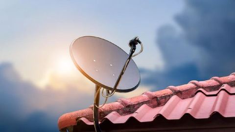 Antena parabola terpasang di atap
