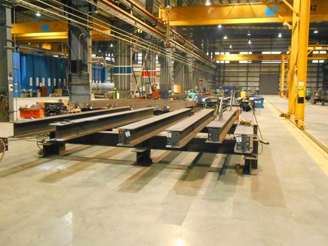 Balok baja H-beam di workshop fabrikasi