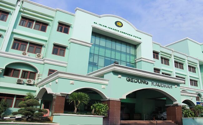 Gedung rumah sakit dengan fasad hijau