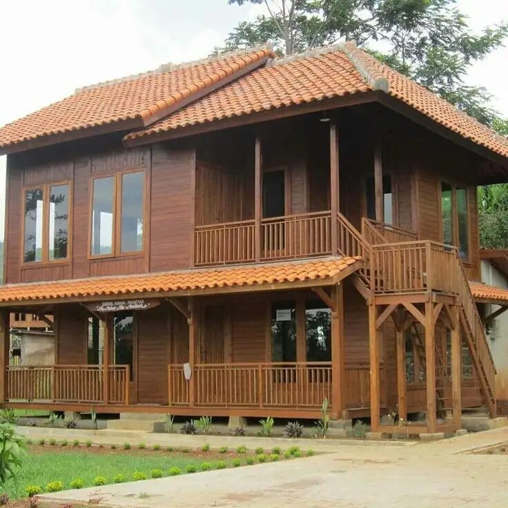 Rumah kayu tradisional dua lantai dengan atap genteng